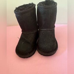Uggs used good condition. Stains and wear shown in pictures. Toddler 6c